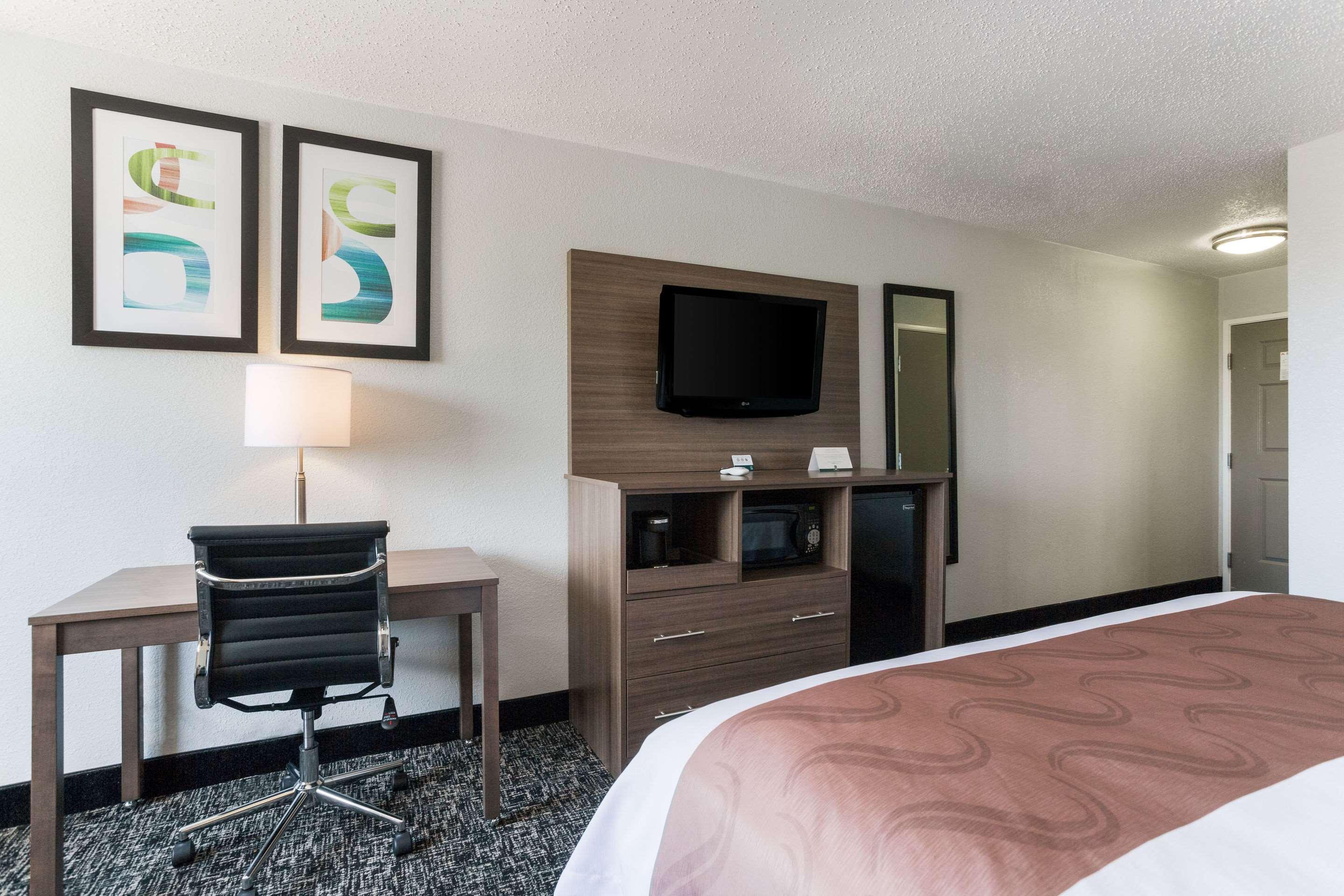 Quality Inn & Suites Ferdinand Ngoại thất bức ảnh
